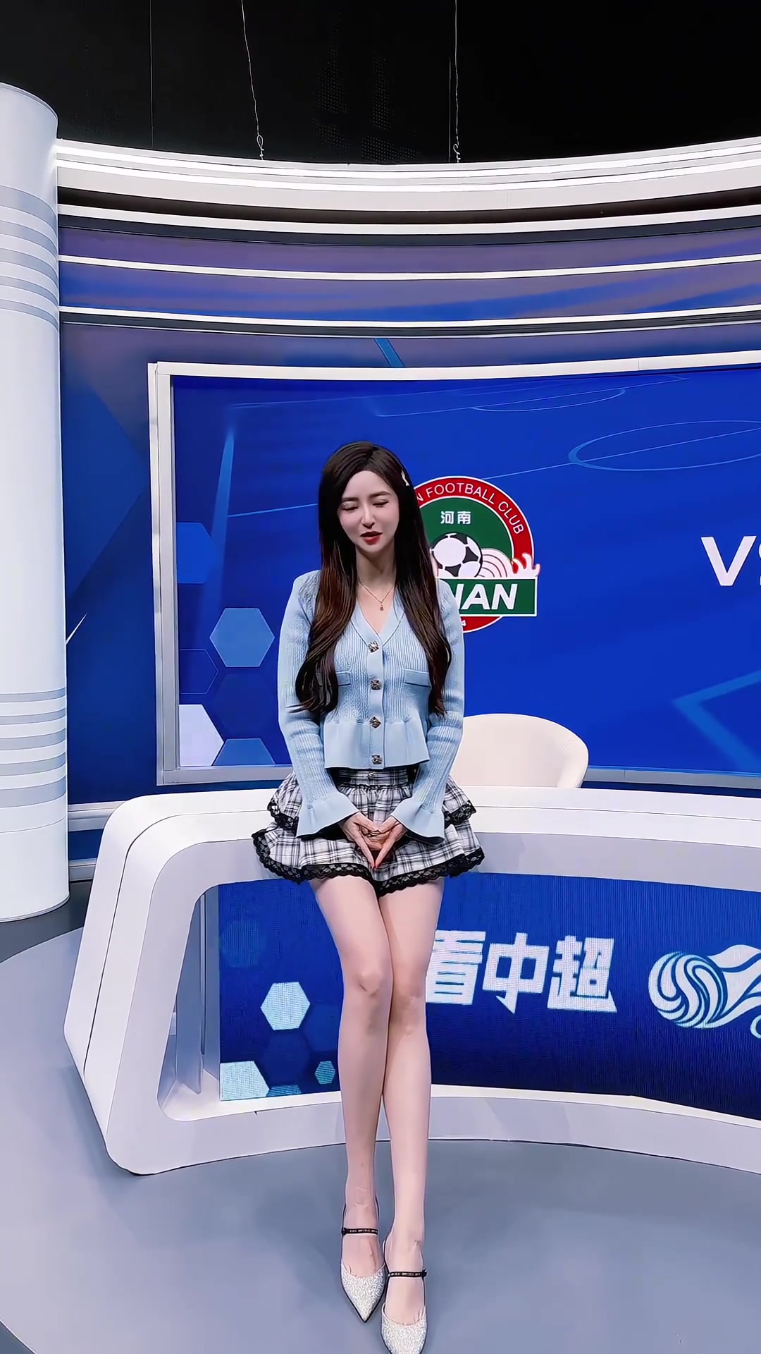美女主播郭小仙播中超，不過怎么都聽不懂